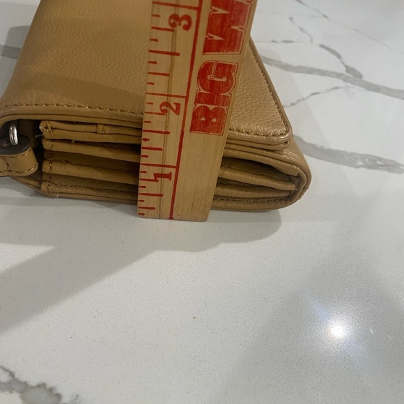 NWOT Tignanello Slim Cellphone Crossbody Leather; color: Honey Tan - Picture 10 of 13